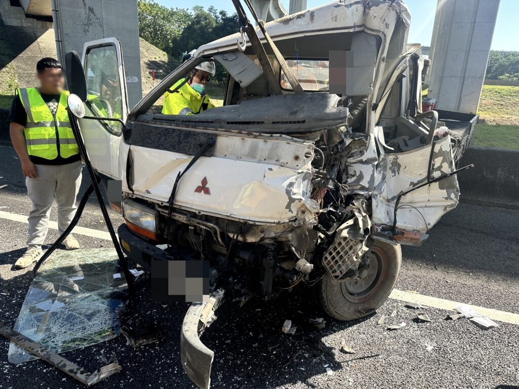 小貨車國1機場系統路段撞2車-駕駛一度受困