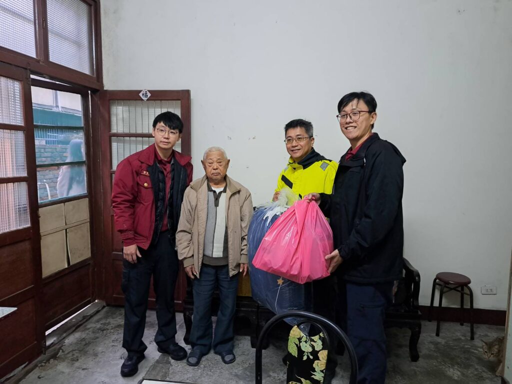 桃消圳頂分隊贈獨老愛心物資-啟動居家安全健檢
