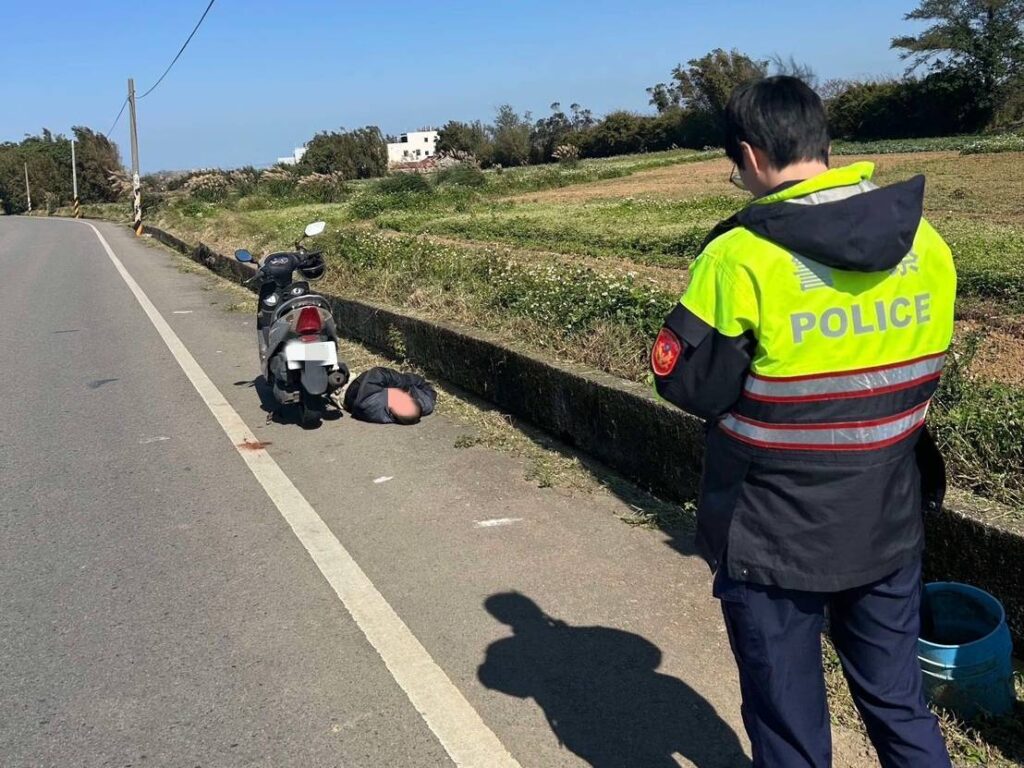 男騎車自摔竟喝酒消愁-醉倒水溝旁讓警超無奈