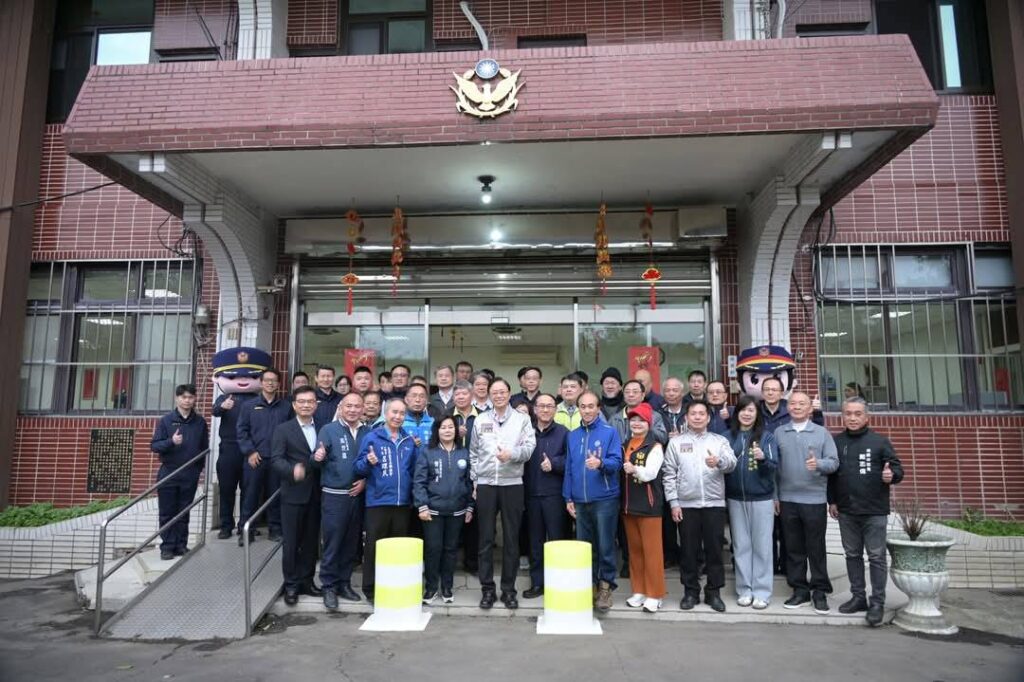 年節守護治安不打烊-張善政贈大溪警禮券、禮盒