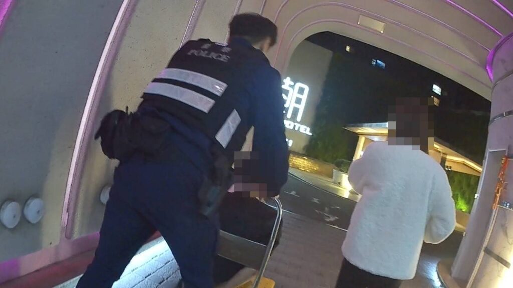 【有片】難逃！男子背三條通緝跳窗仍被逮-員警「推」回派出所