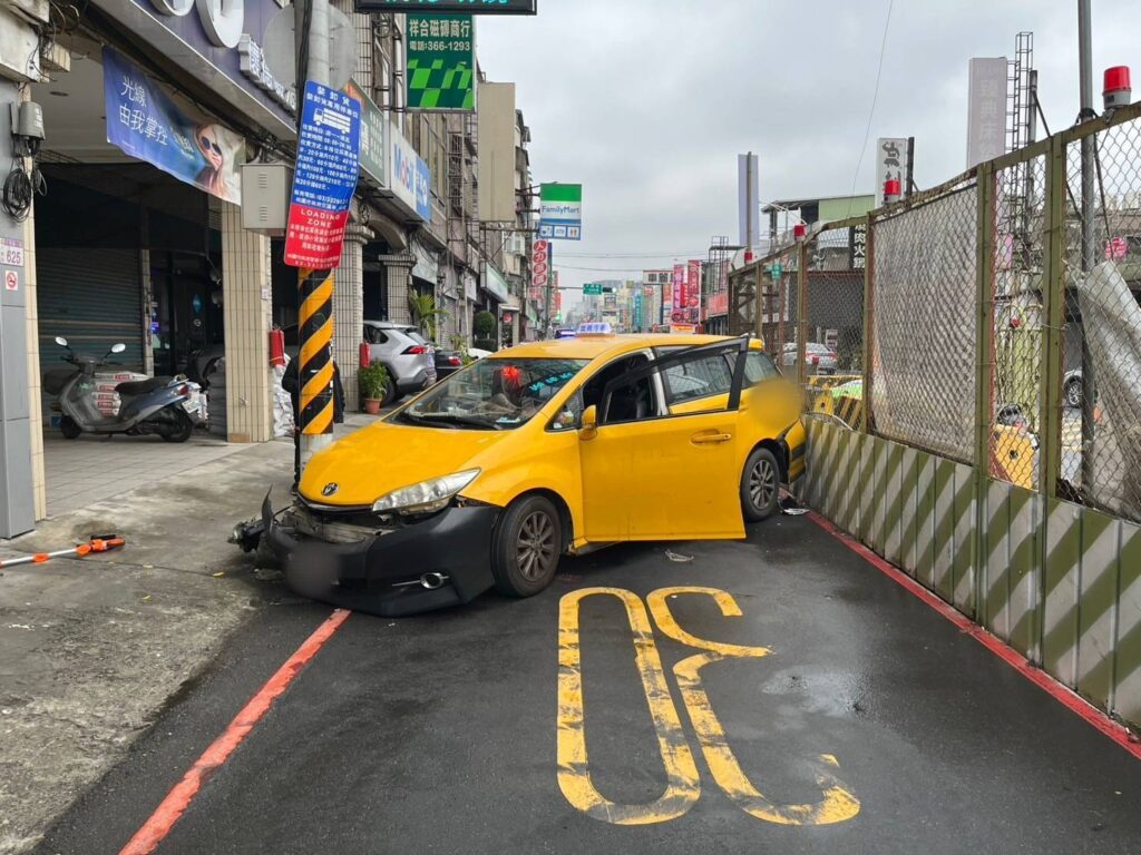 小黃猛撞電線桿-保險桿脫落