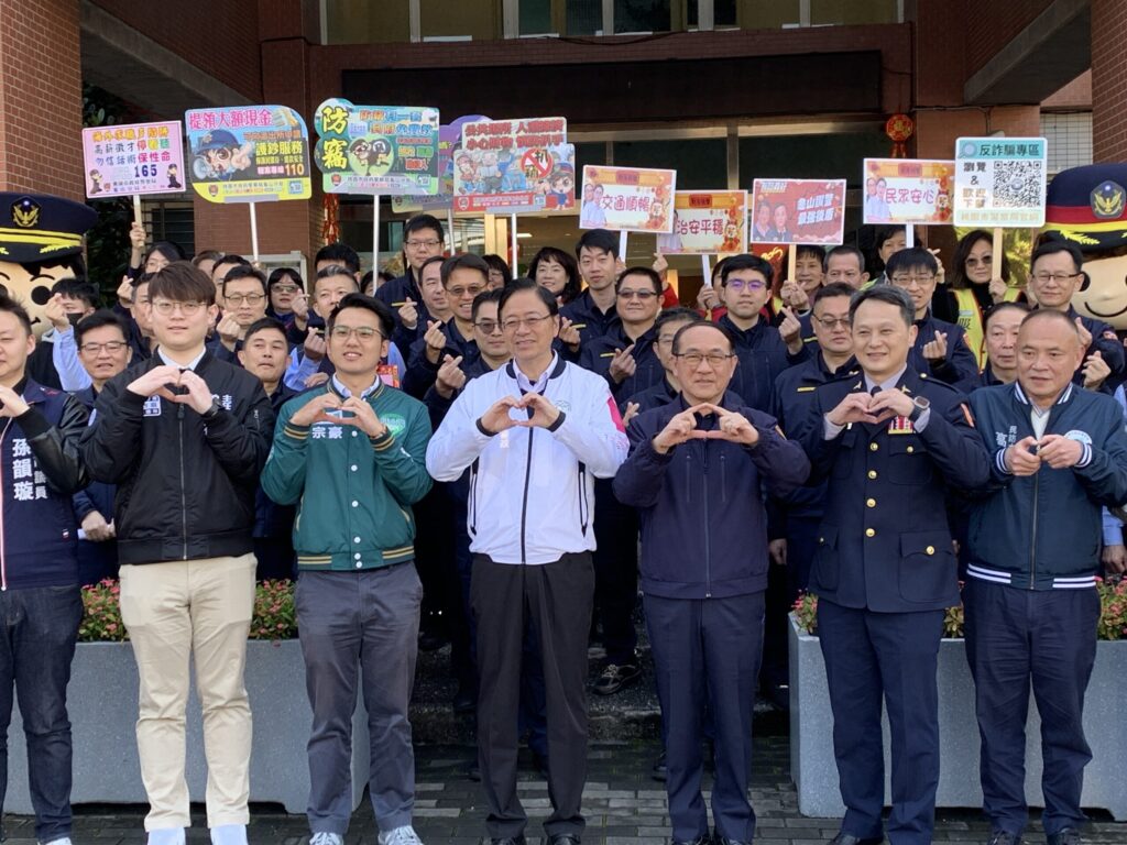 春節連假守護民眾安全-張善政贈禮慰勞龜山警力