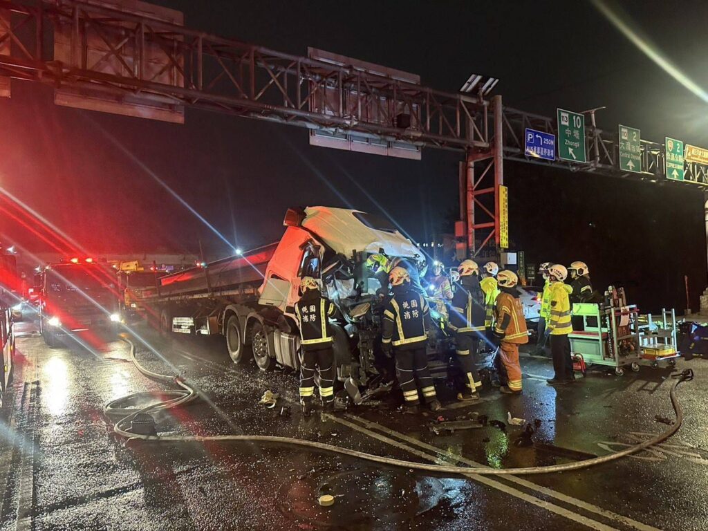 大園交流道入口前曳引車撞前車-駕駛送醫不治