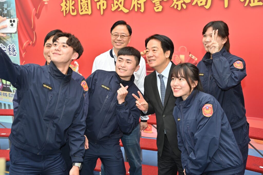賴清德慰問中壢警頒加菜金-送上春節祝福與員警親切自拍