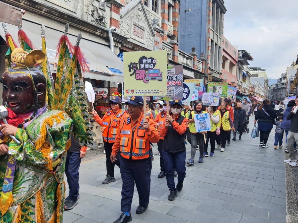 大溪警年節強化安全意識-神將支援宣導吸引民眾目光
