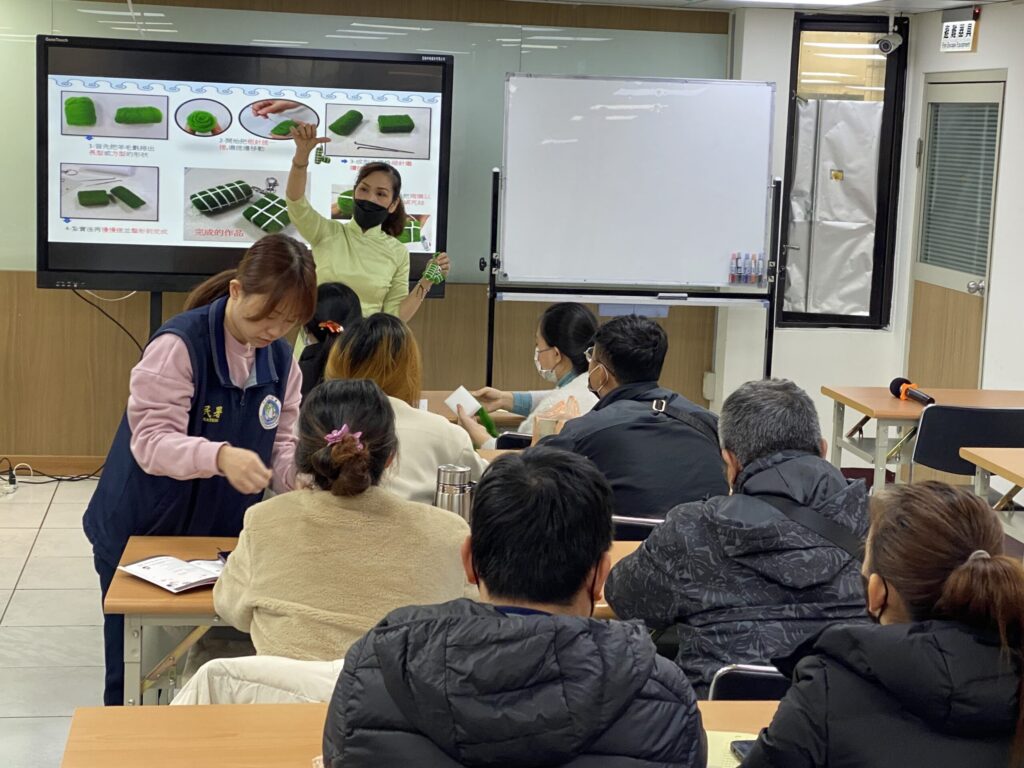 移民署桃園站迎春節-新住民做「越南粽」鑰匙圈交流家鄉文化