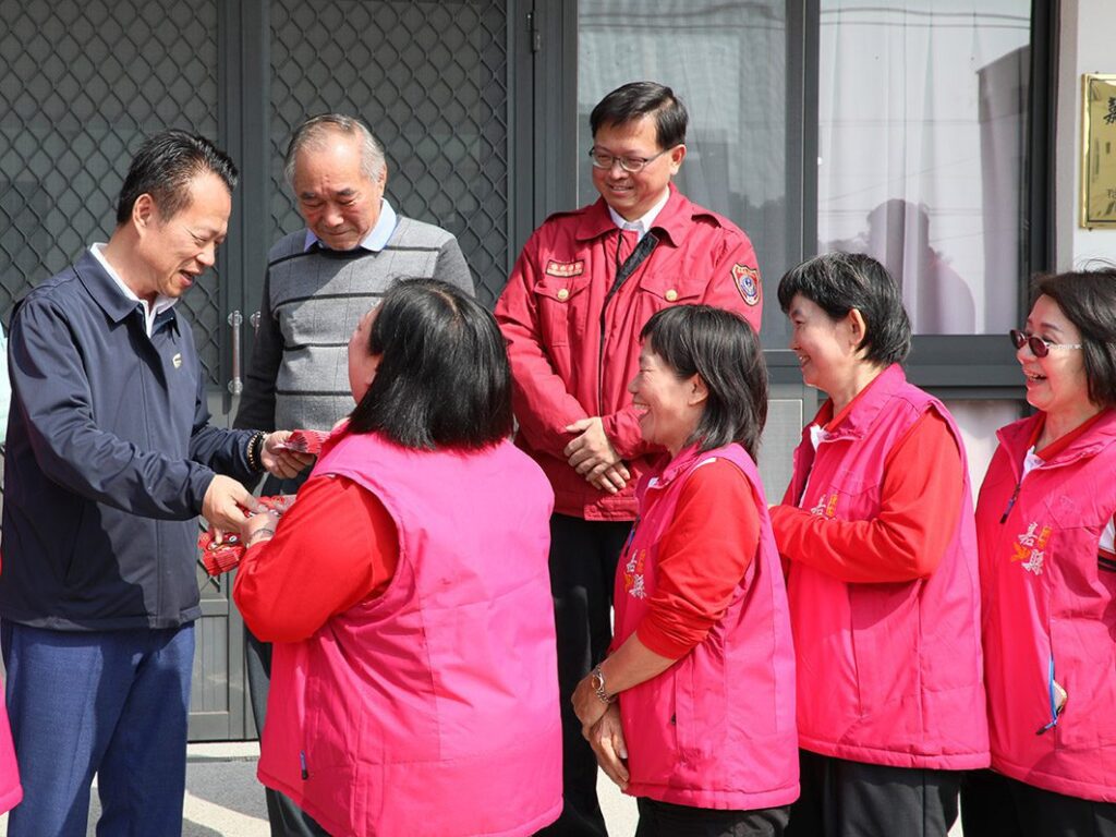 翁章梁年前慰勞消防弟兄　加強宣導防震三步驟