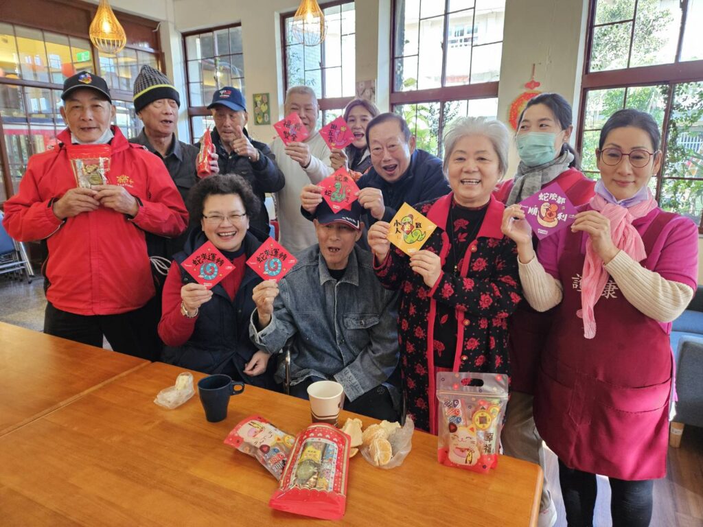 桃園榮家新春送祝福-長輩領點心福袋感受年節暖意