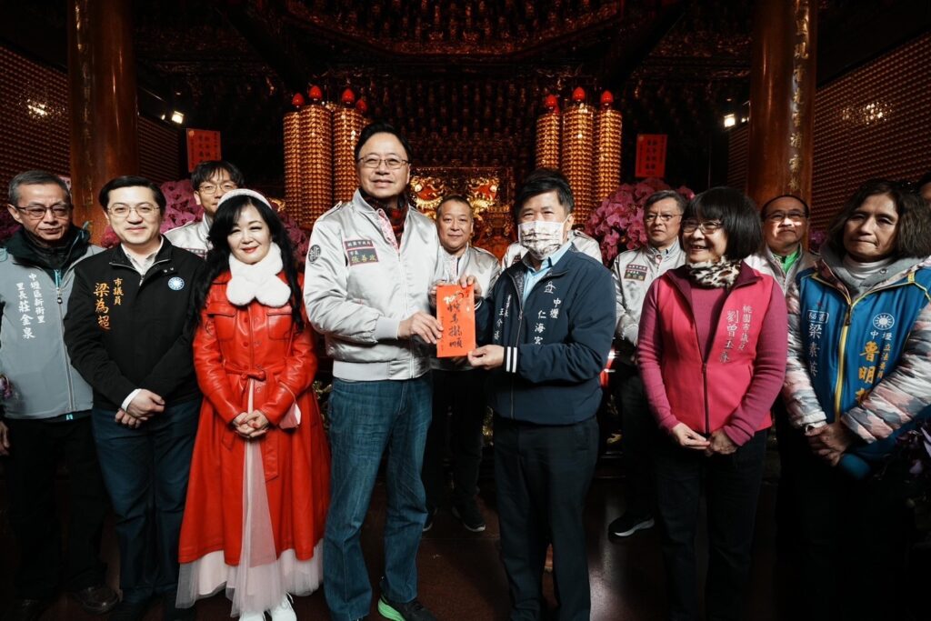 桃園9宮廟參香祈福-張善政贈福袋迎蛇年吉祥