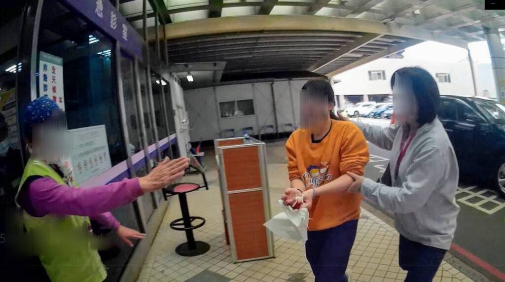 少女割破手血流不止-蘆竹警火速開道助就醫