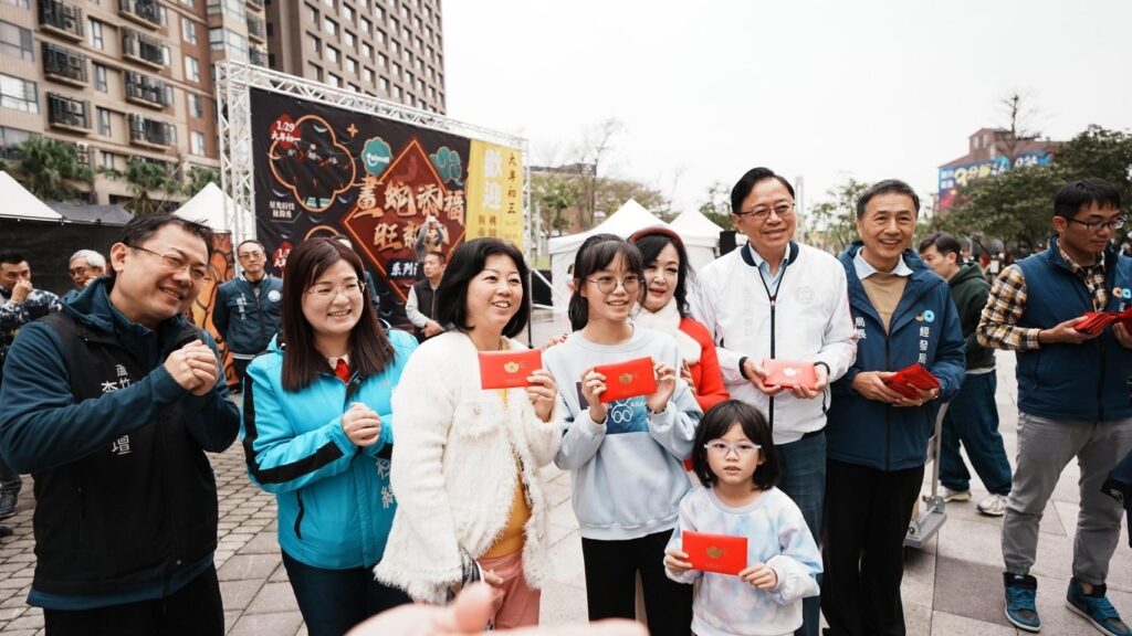 張善政走春拜年-台茂發福袋分享春節喜氣