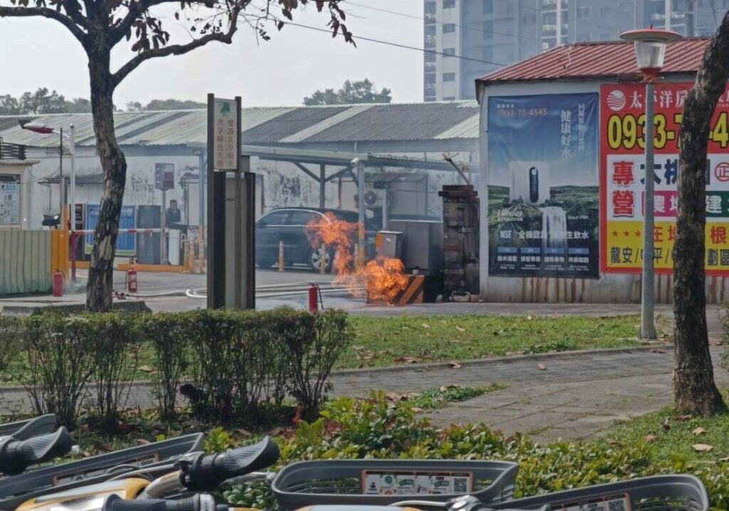 【有片】水溝狂噴火！桃消出動47人緊急撲滅-現場畫面曝光