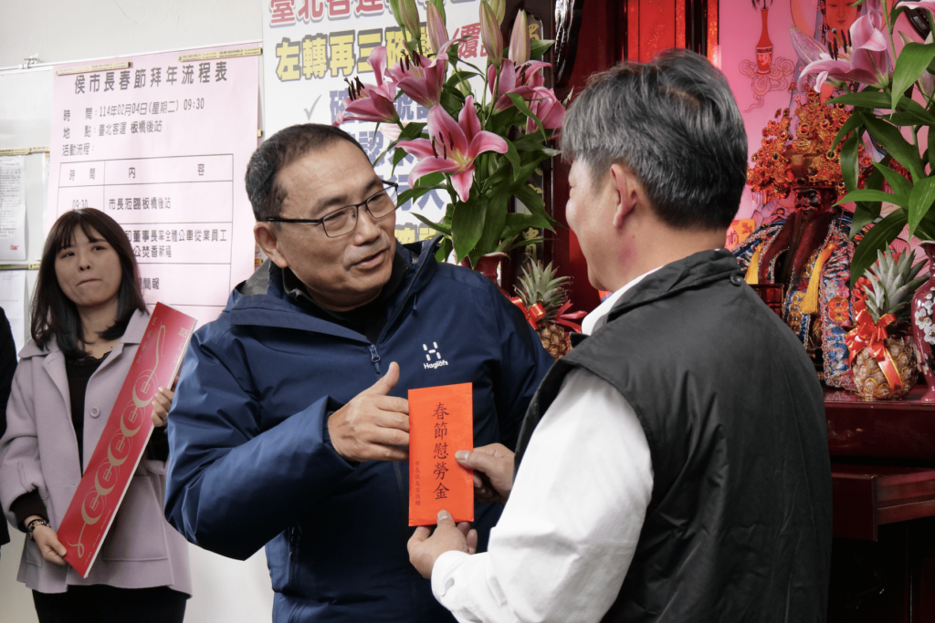 侯友宜新春慰勞公車駕駛-親送福袋感謝辛勞-強調調薪優先照顧司機