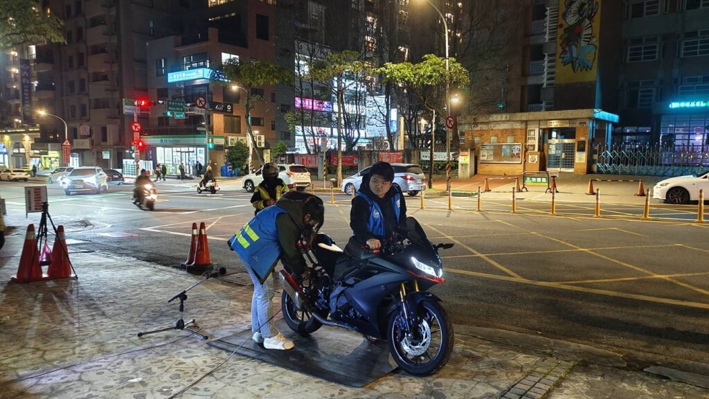 桃園環警監聯合稽查改裝噪音車-女騎士改管未登記挨罰