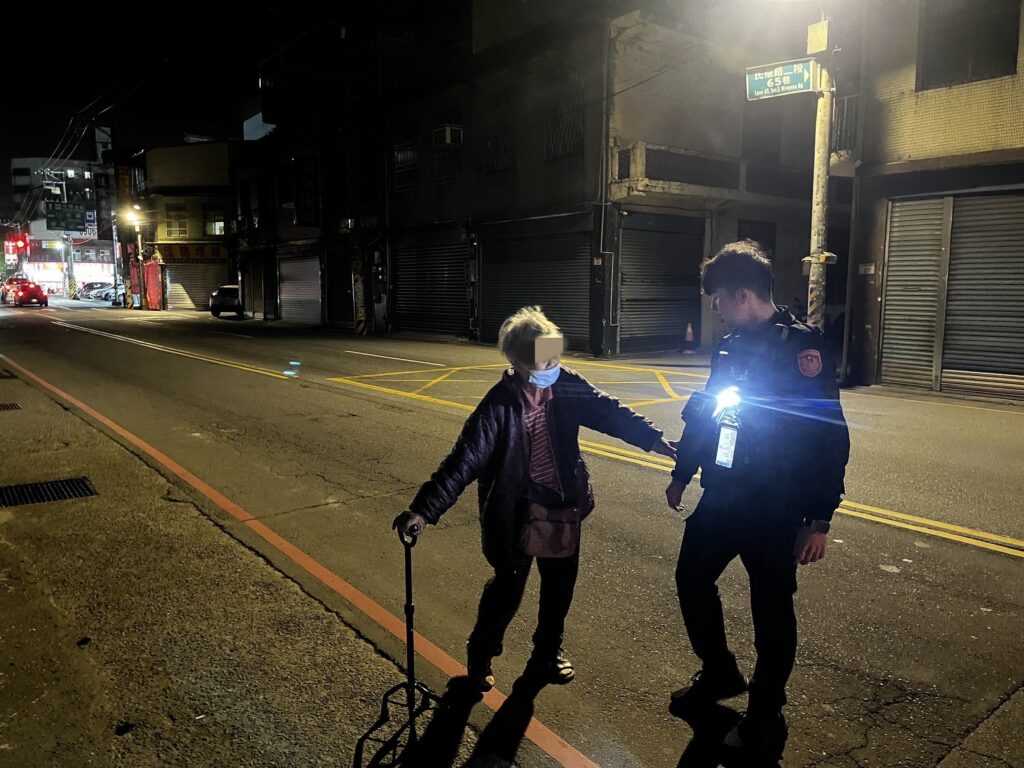 老婦迷途逾10小時累壞了-壢警靠這招助返家