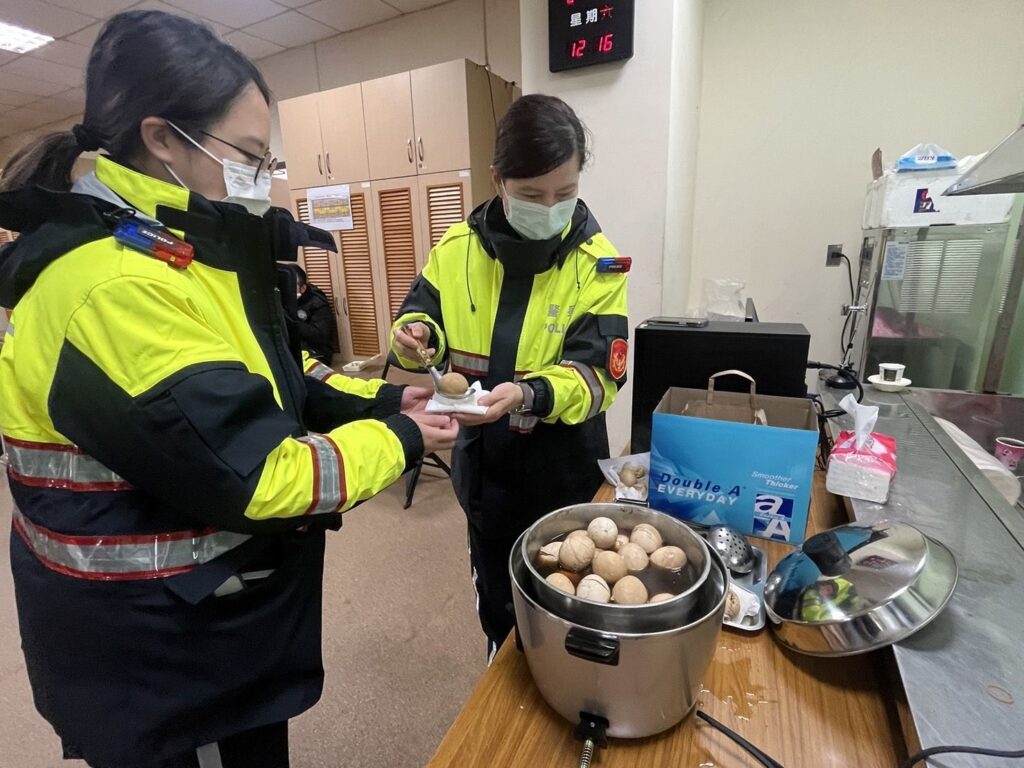 寒風中支援台灣燈會交通疏導-特製茶葉蛋為平警暖身