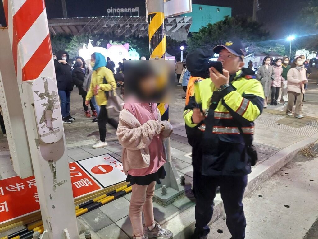 賞燈入迷走失女童蹲路旁大哭-平警暖心助團圓