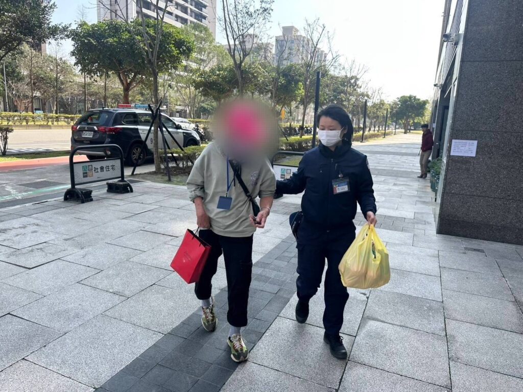7旬老翁街頭迷途-眼尖實習生憑吊牌助他平安返家