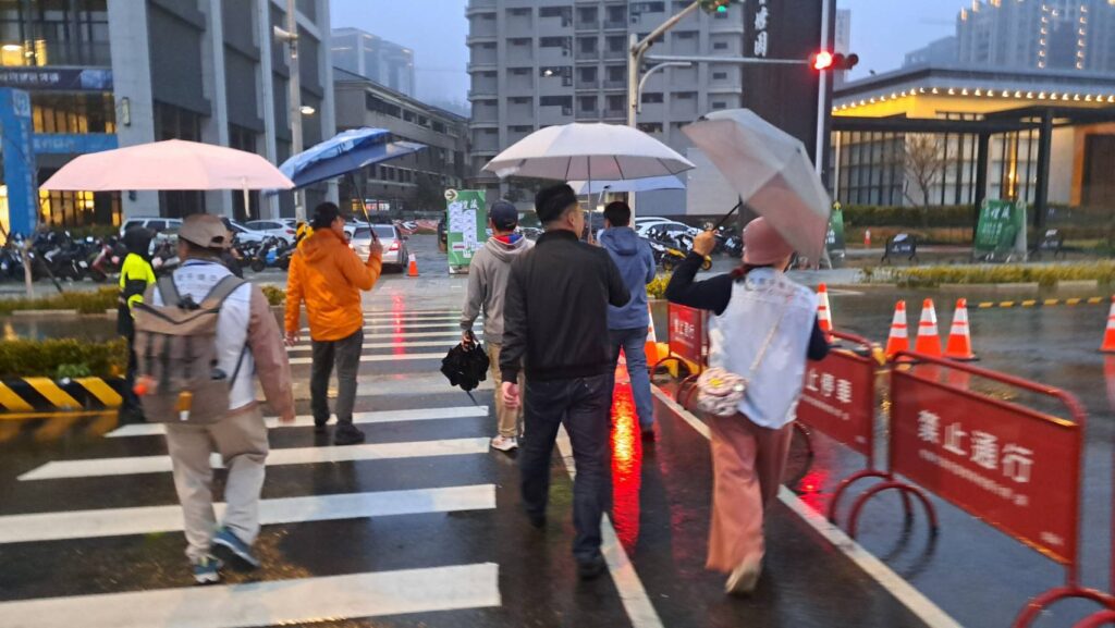 桃園警燈會執勤不懈怠-義勇刑警送暖慰勉辛勞
