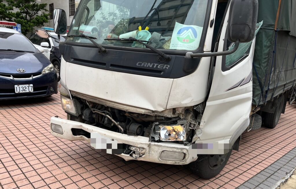 疑天雨路滑煞車失控！台66小貨車慘撞護欄