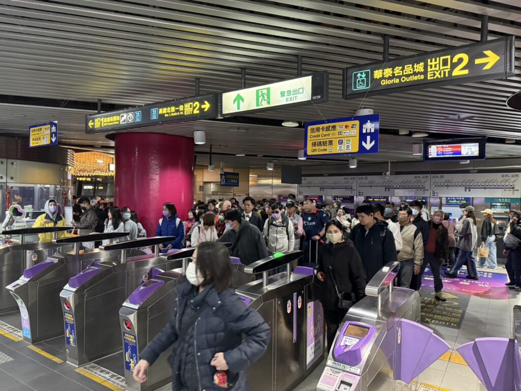 桃捷加強服務運輸燈會人潮-搭乘便捷助民眾順利賞燈