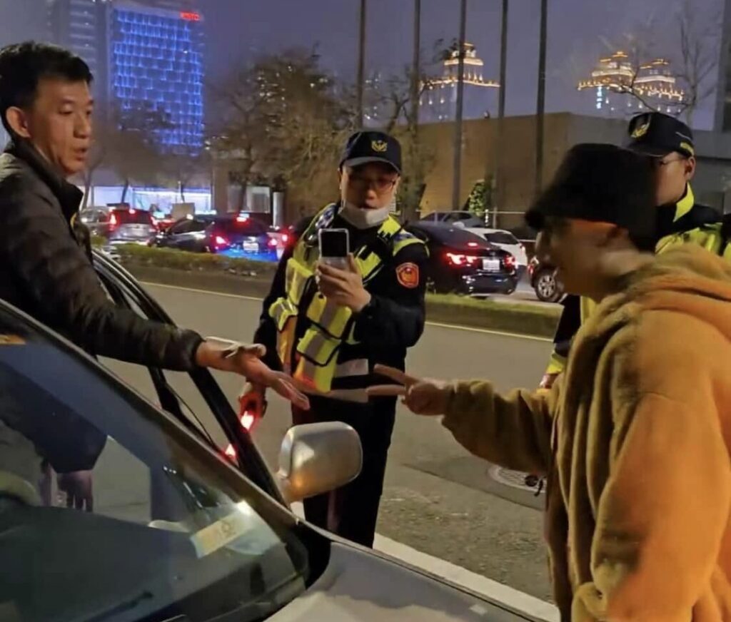 【有片】爭奪車位起口角！壢警出妙招化解紛爭