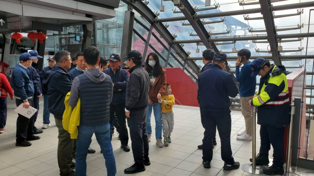 龜山警、機捷聯手強化交通疏運-助民眾順利賞燈