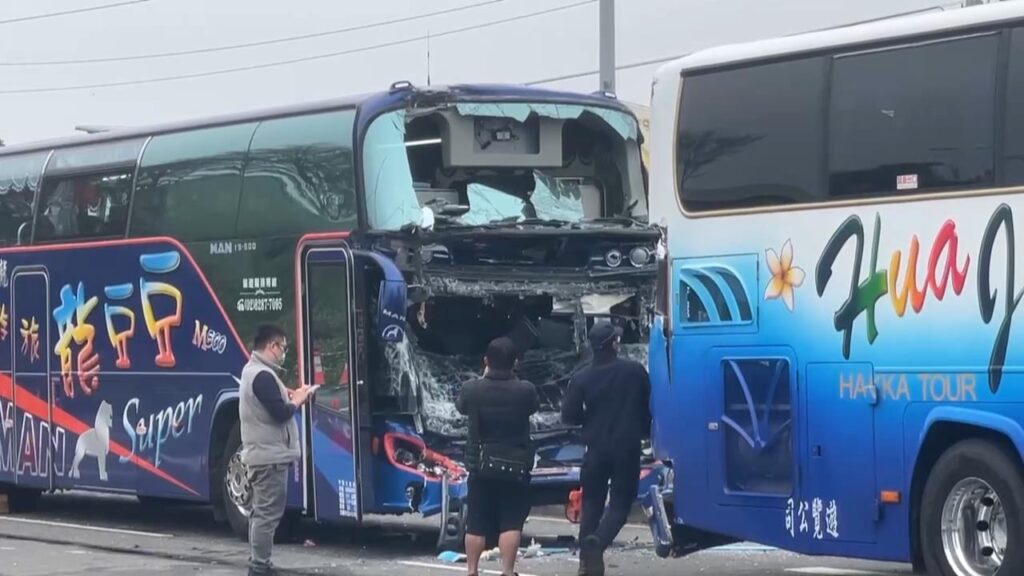 影音/進香團遊覽車嘉義新港追撞-24人受傷送醫