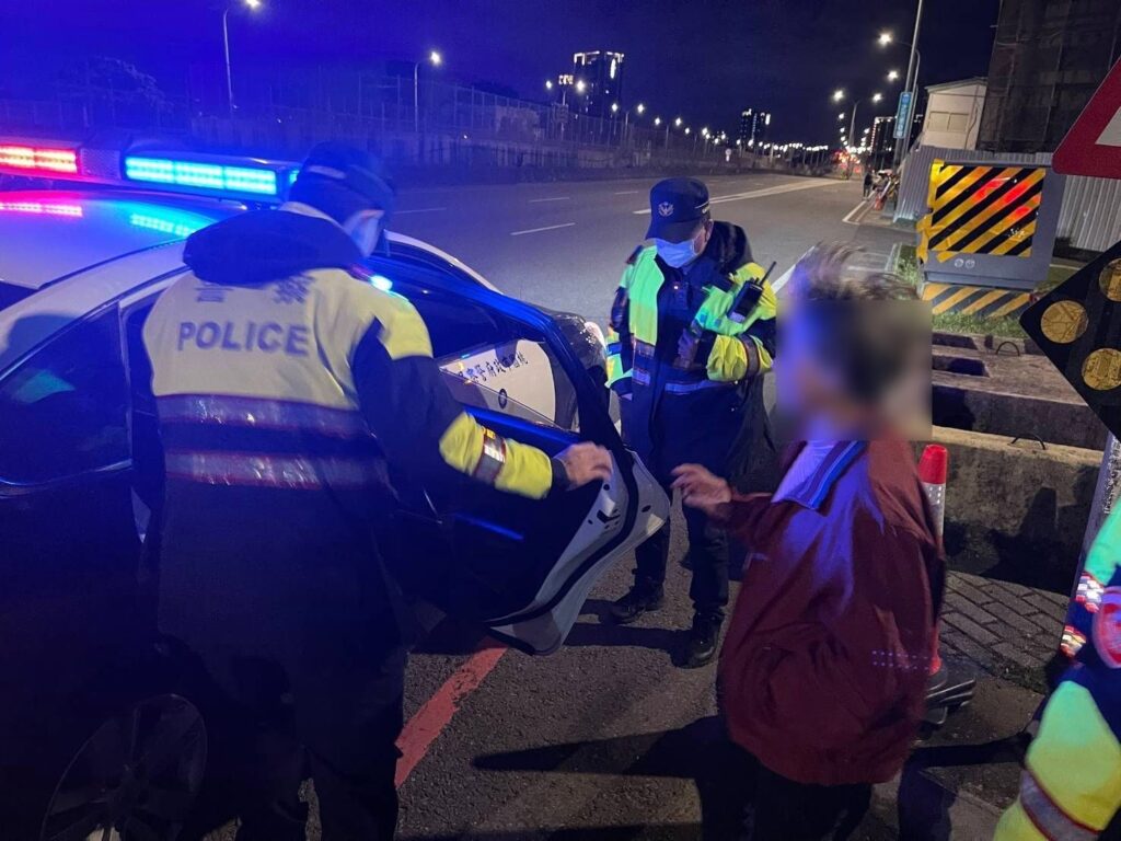 失智婦逛台灣燈會迷路-平警耐心安撫助返家