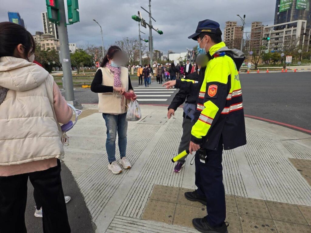 燈會賞燈不慎掉錢包-熱心民眾報警助失主找回