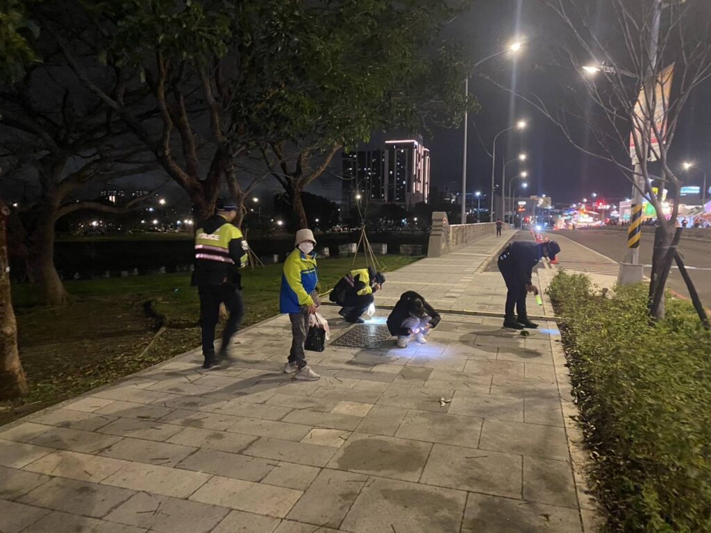 老婦摔倒跌斷門牙！桃警暖心找回助就醫