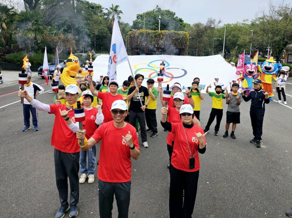 六堆運動會引燃聖火-在地民眾用單車陪同遶境客庄