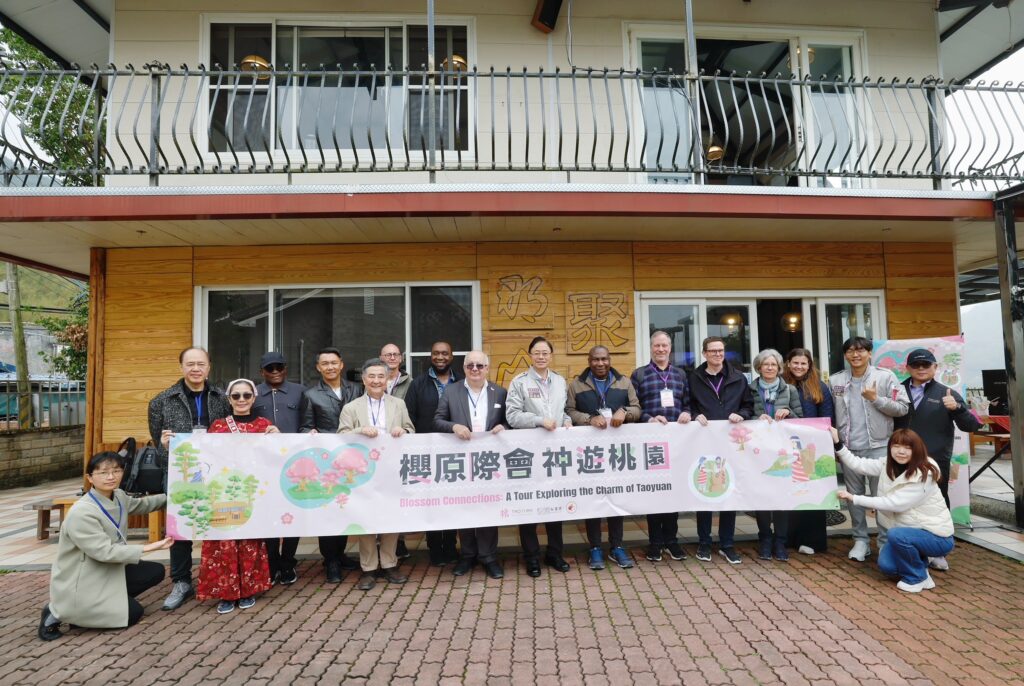 張善政拚城市外交-12國駐台大使及代表桃園賞櫻看神木 