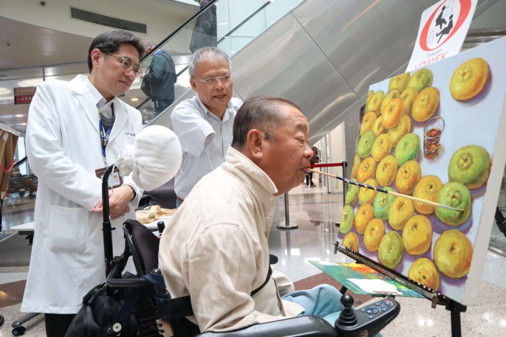 以畫筆詮釋生命韌性-國際口足畫家聯展部桃登場
