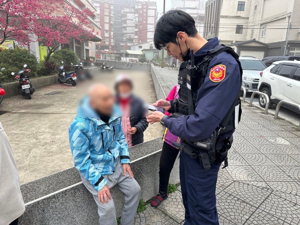 9旬翁1原因坐人行道-平鎮巡警暖心護送返家