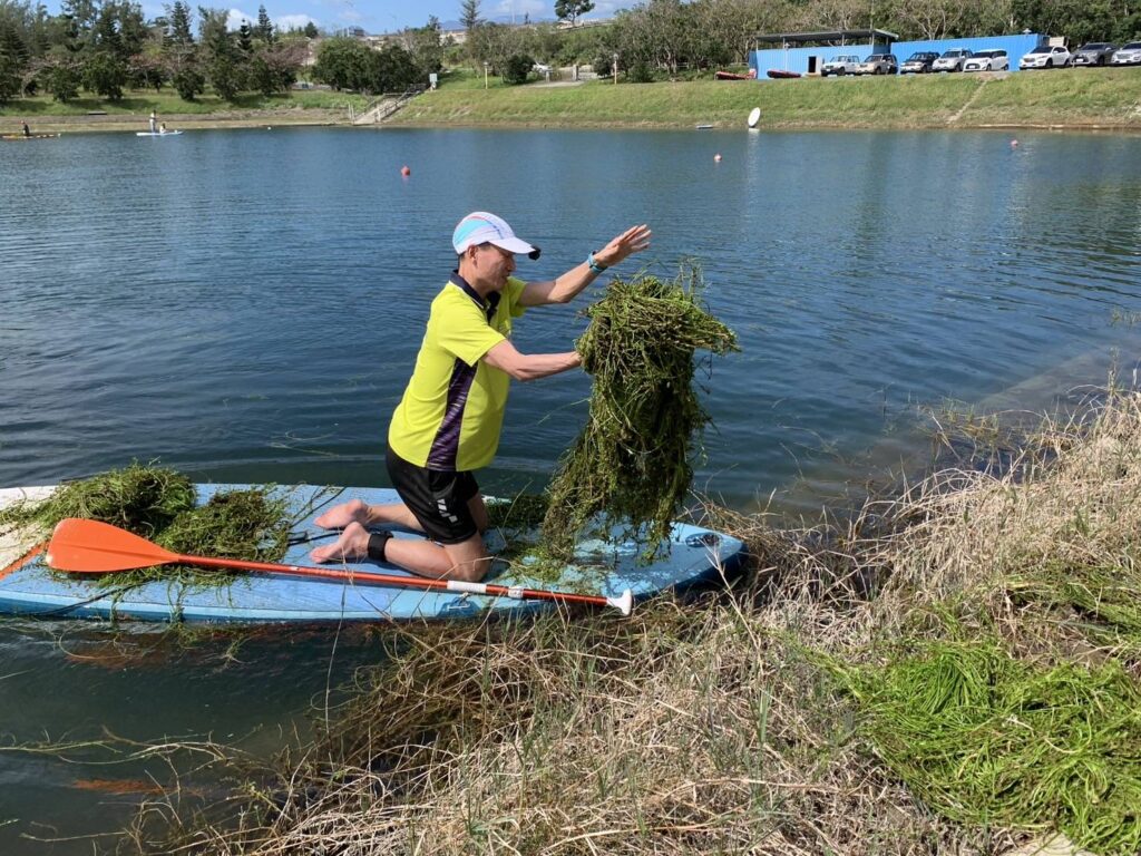 提升水域活動安全-臺東水協動員協助清除活水湖水草