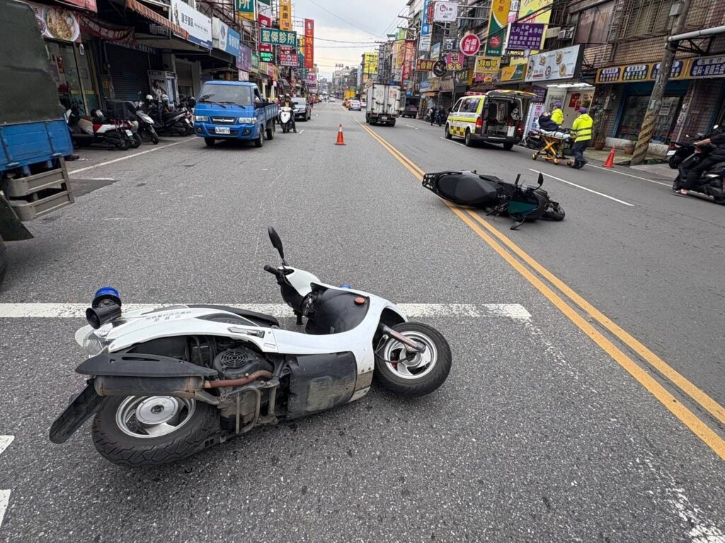 八德警疑欲攔查違規車與重機碰撞-兩人腿部擦傷