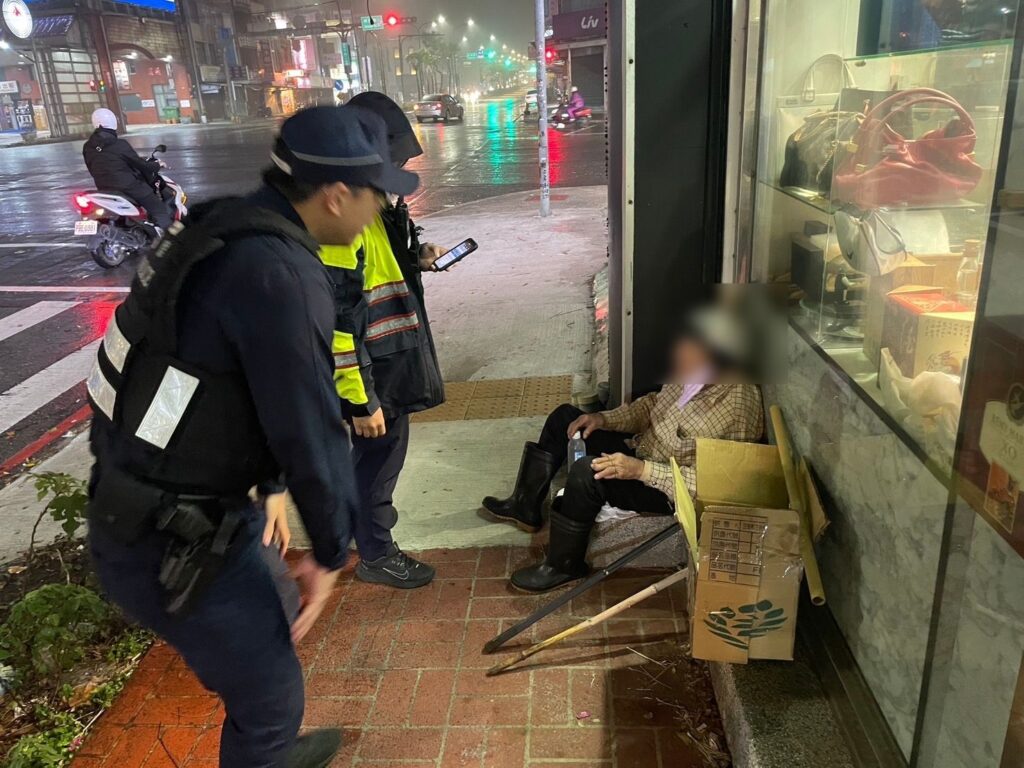失智翁蜷縮人行道躲雨-平警助返家團圓