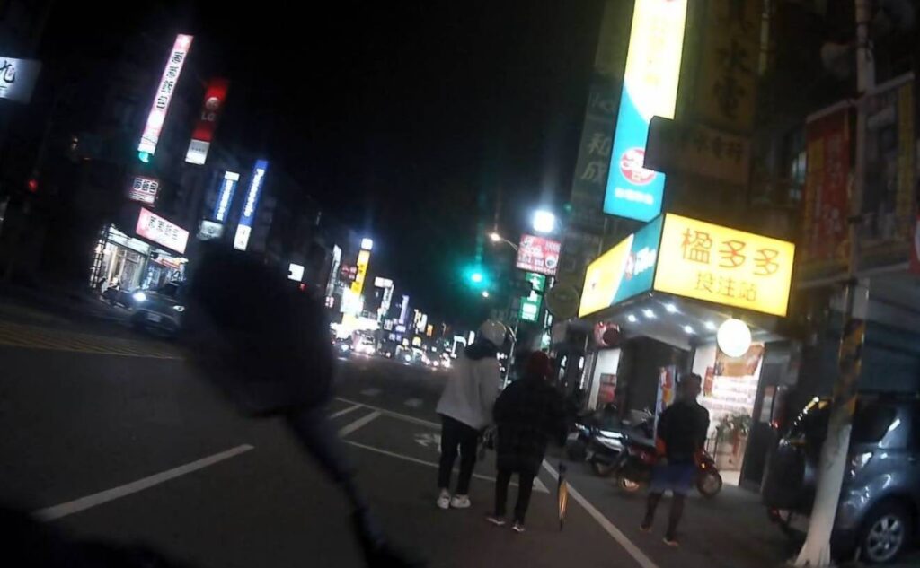 老婦散步體力不支-八德警暖心護送返家