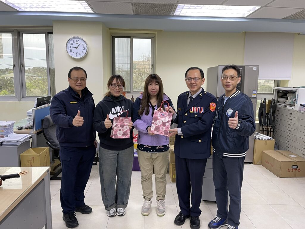 龍潭分局慶祝國際婦女節-暖送女警面膜、甜點