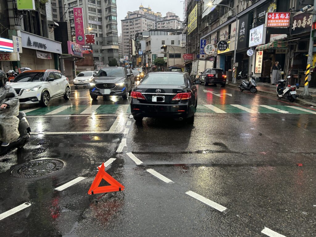 【有片】驚險！中壢轎車左轉釀禍-2姊妹慘遭撞倒
