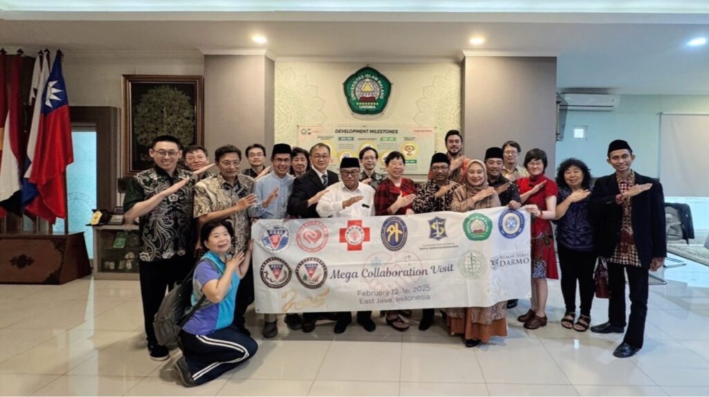 高醫大關皚麗教授率團赴印尼交流-印尼師生獻唱國歌觸動在場團員