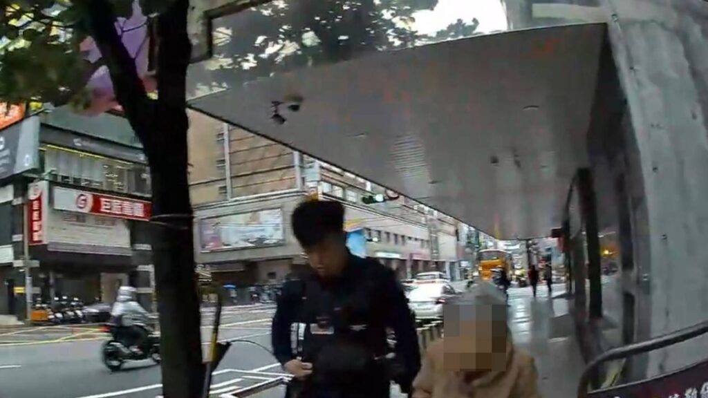 老婦尋子未果街頭迷途員警護送返家-隱瞞悲傷真相溫馨叮囑