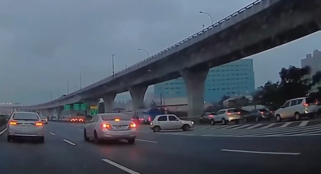國道1號驚見小客車逆向迴轉-下場恐吊牌吃3萬6罰單