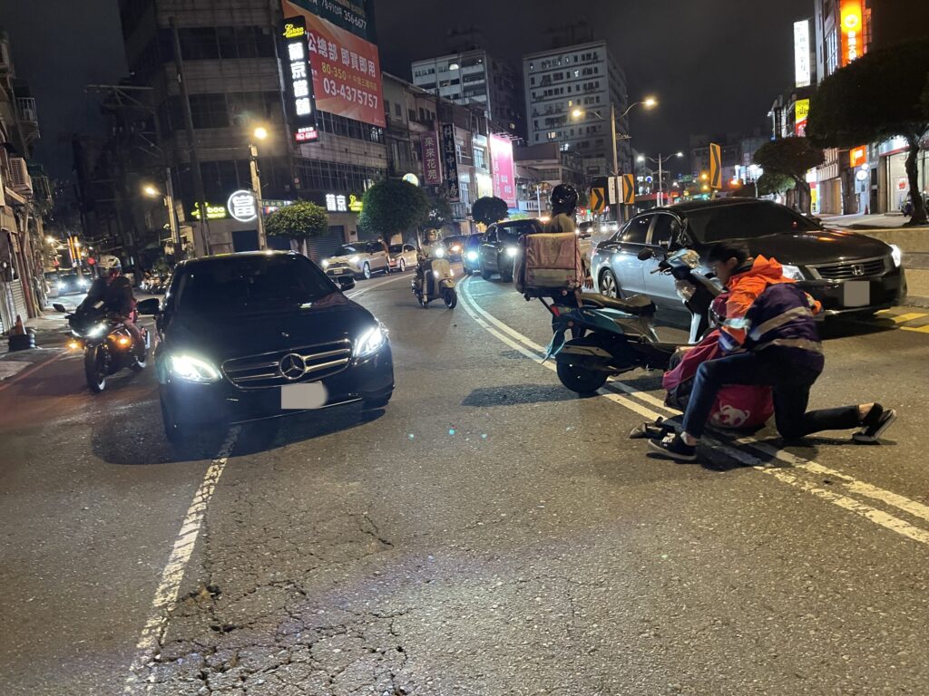 【有片】路樹才遭撞！桃園這路段又出事-轎車匯入撞翻外送員