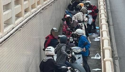 疑「地面異物」釀禍！30歲女騎地下道壓到慘摔