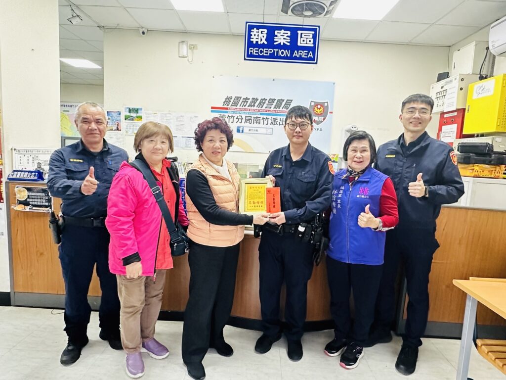 蘆竹警李國贊奮勇救失控民眾-地方人士送獎狀表揚