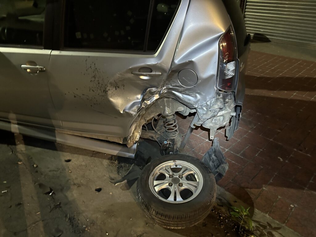 【有片】誇張！中壢男凌晨酒駕自撞-路旁1轎車13機車全遭殃