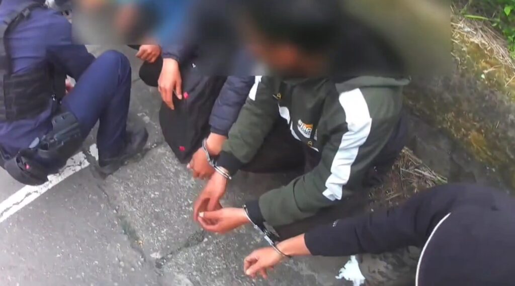 八德警攔查超載車輛-查獲6名失聯越南籍移工